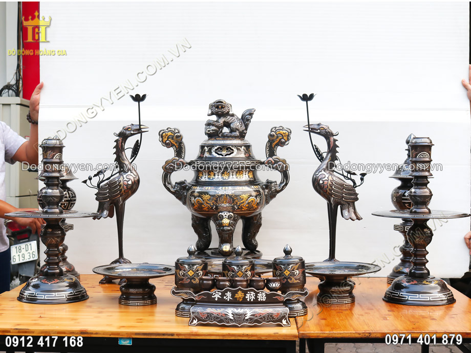 B&agrave;y tr&iacute; hạc thờ phải đam bảo sự c&acirc;n đối, h&agrave;i h&ograve;a cho ban thờ c&uacute;ng